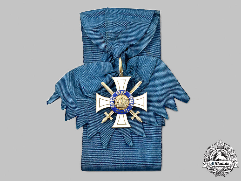 prussia,_kingdom._an_order_of_the_crown,_i_class_set_with_swords_in_gold,_by_neuhaus&_sohn,_c.1914_23_m21_mnc5975_1_1