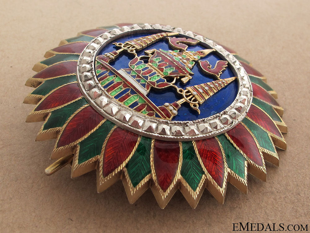 order_of_the_crown_25.jpg5106bded5f486