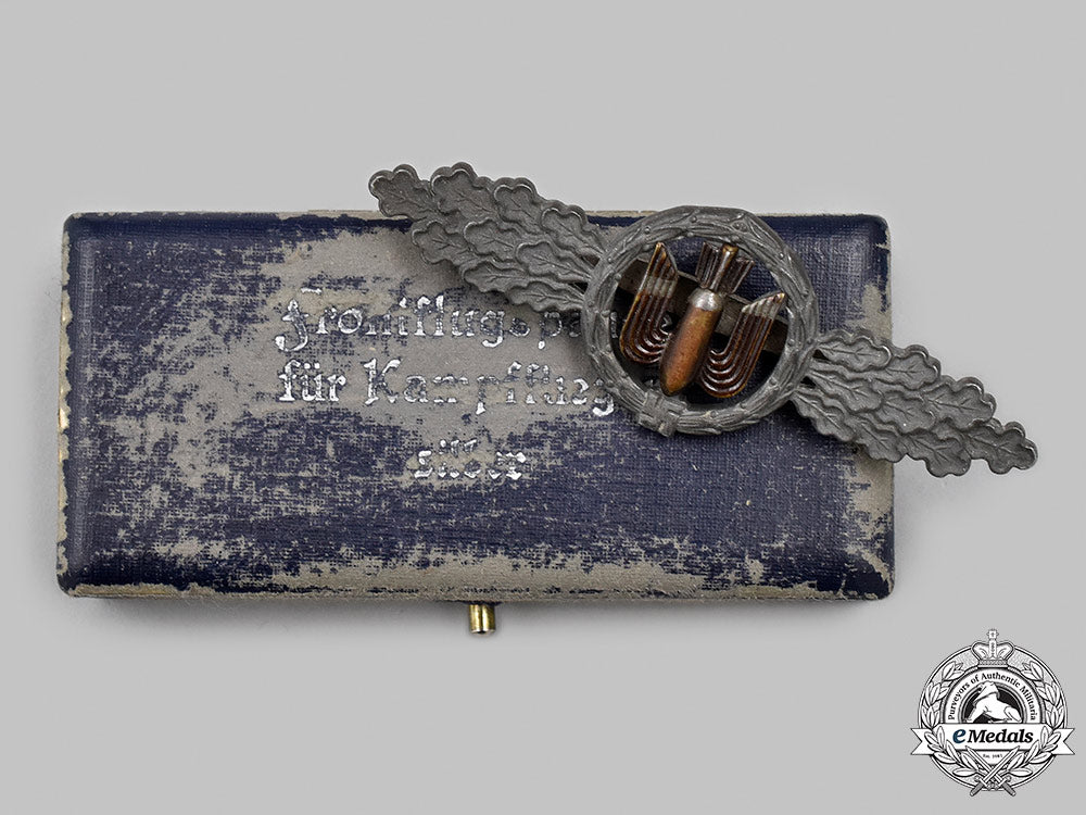 germany,_luftwaffe._a_bomber_clasp,_silver_grade_with_case,_by_funcke&_brüninghaus_25_m21_mnc4900_1_1