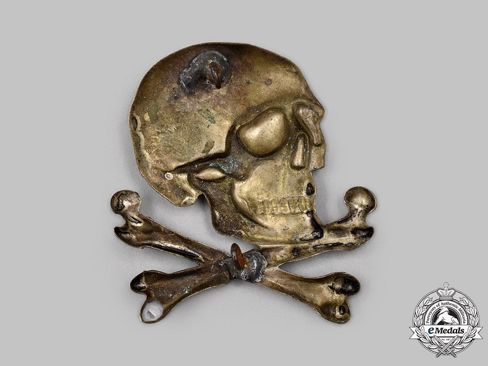 italy,_kingdom._a_black_brigade_skull_cap_badge,_c.1940_269_m21_mnc0367_1_1