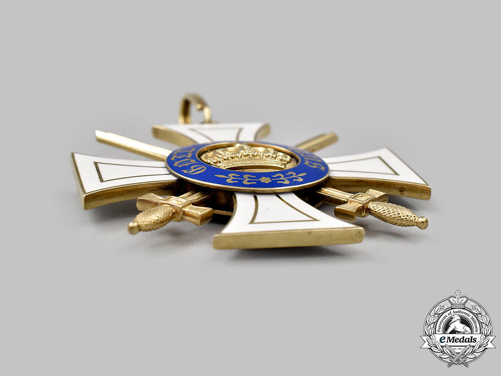 prussia,_kingdom._an_order_of_the_crown,_i_class_set_with_swords_in_gold,_by_neuhaus&_sohn,_c.1914_26_m21_mnc5974_1_1