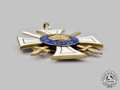 prussia,_kingdom._an_order_of_the_crown,_i_class_set_with_swords_in_gold,_by_neuhaus&_sohn,_c.1914_26_m21_mnc5974_1_1