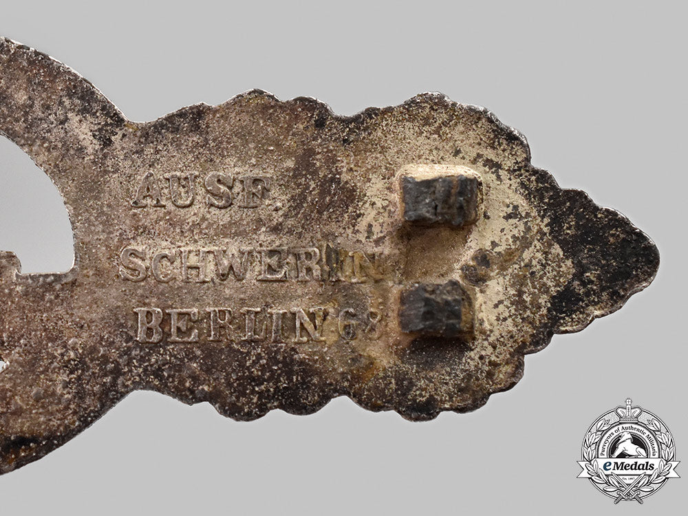 germany,_kriegsmarine._a_u-_boat_clasp,_silver_grade,_by_schwerin_26_m21_mnc7762_1