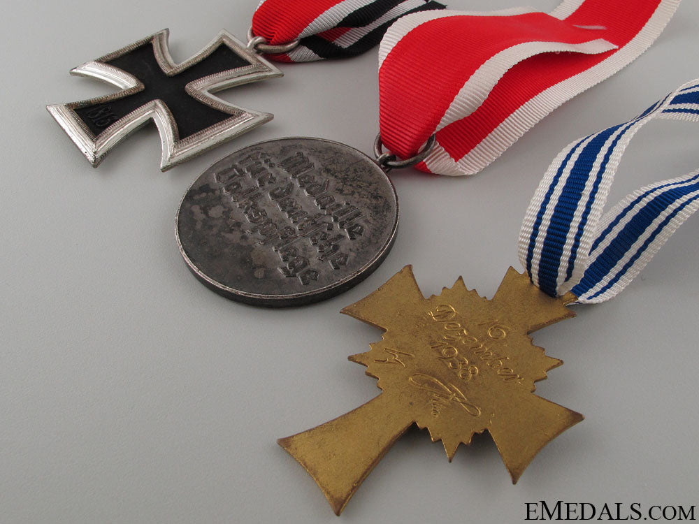three_wwii_german_medals&_awards_27.jpg5239db1d40225