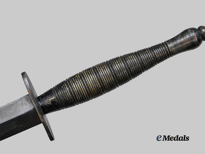 united_kingdom._a_fairbairn-_sykes_fighting_knife,_beaded_and_ringed_model,_broad_arrow_export_example_e_medals__g_b8633_6