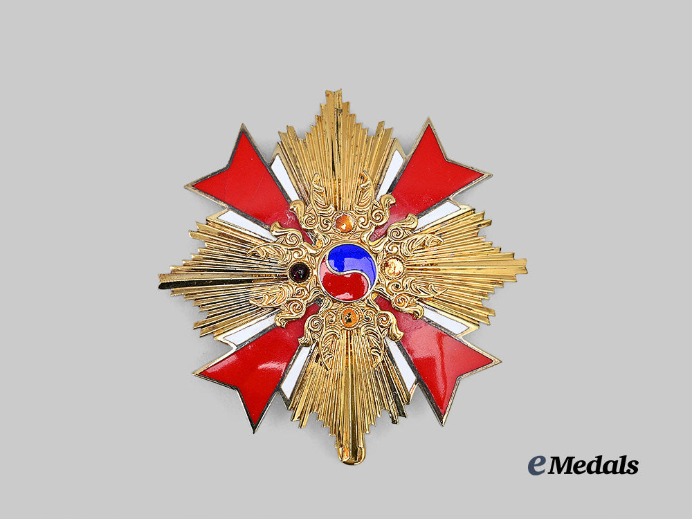 korea,_republic._an_order_of_diplomatic_service_merit,_i_grade_gwanghwa_star_e_medals__m0332-81_2