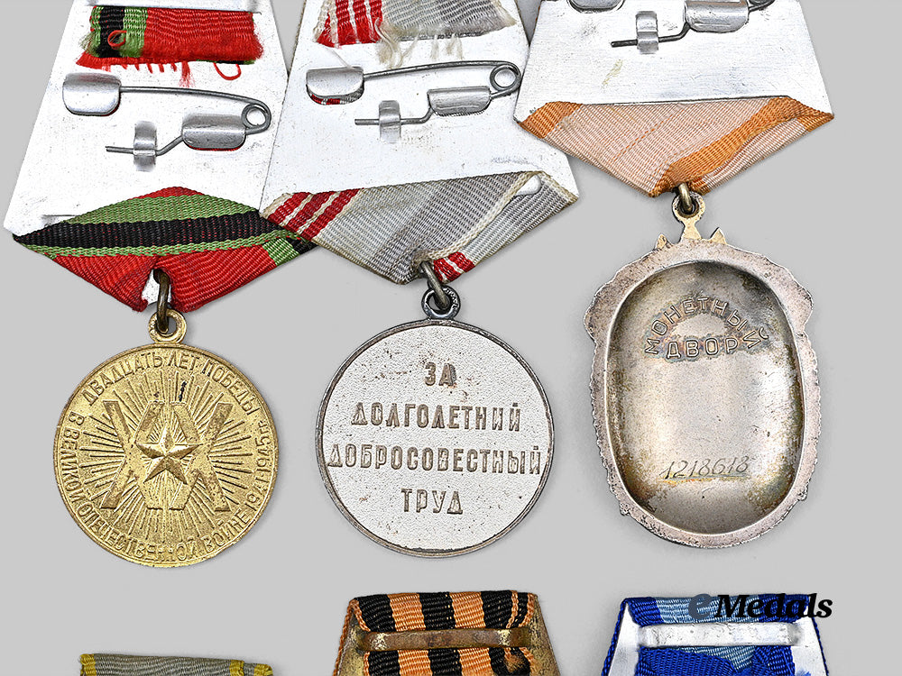 russia,_soviet_union._a_mixed_lot_of_orders_and_medals_for_military_and_labour_service_e_medals__e_u24589_7