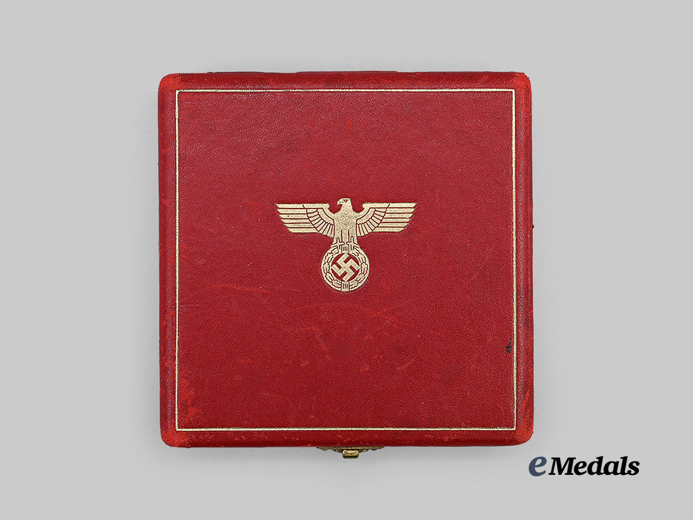germany,_third_reich._a_case_for_an_order_of_the_german_eagle,_merit_cross_i_i_grade,_pre-1943_version_e_medals__g61460_2