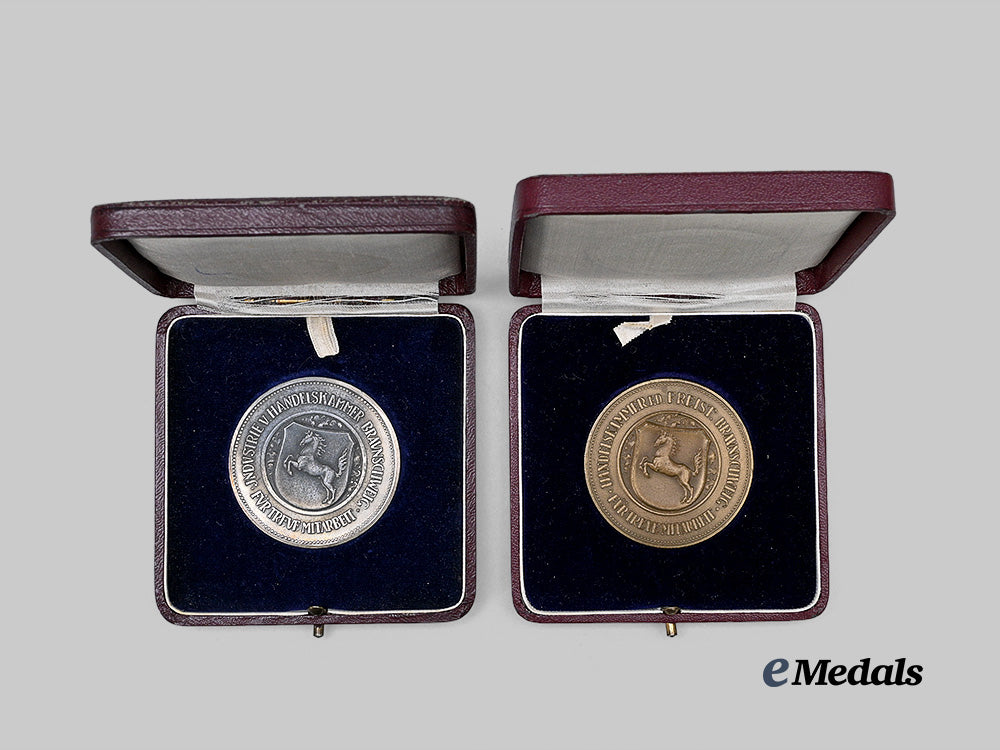 germany,_weimar_republic._a_pair_of_free_city_of_braunschweig_chamber_of_commerce_long_service_medals,_with_cases_e_medals__g62540_3