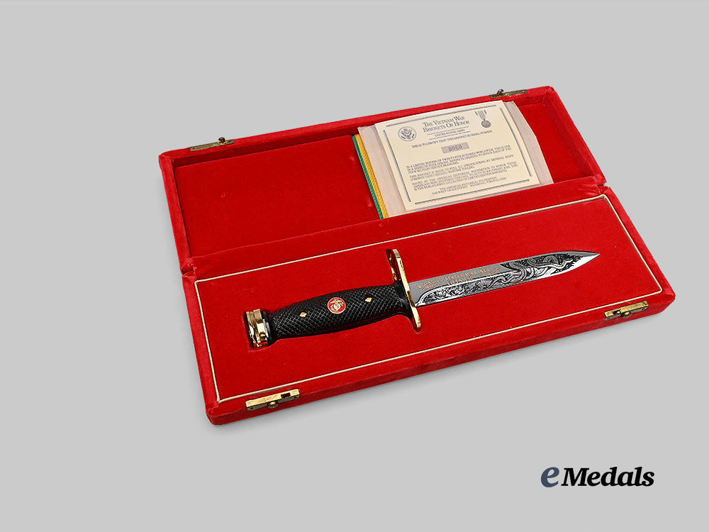 united_states._a_u._s_marines_vietnam_commemorative_bayonet_of_honour,_in_case_e_medals__w8471_3