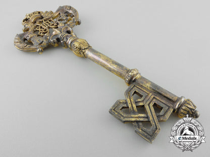 a_king_alfonso_xiii_court/_privy_chamber_key,_cased_3_1