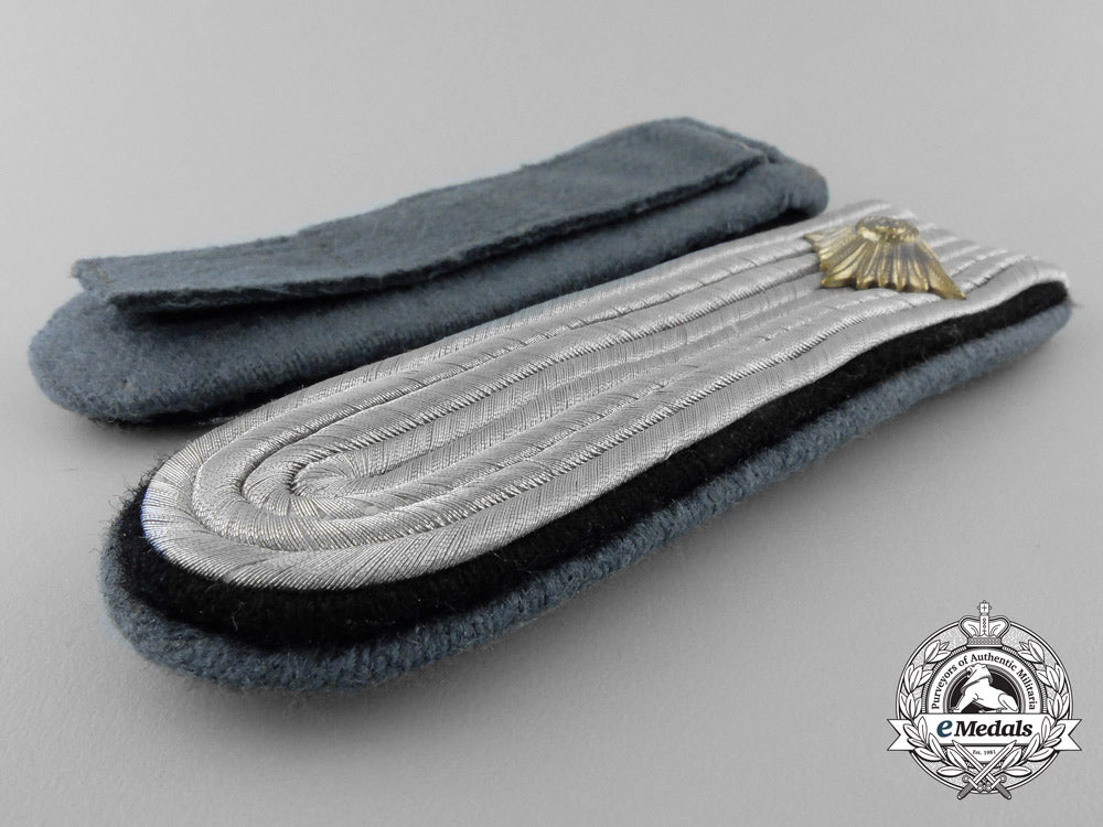 germany._an_army_administration_oberleutnant's_shoulder_board_pair_3_4