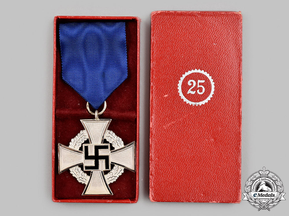 germany,_third_reich._a_pair_of_medals_44_m21_mnc6610