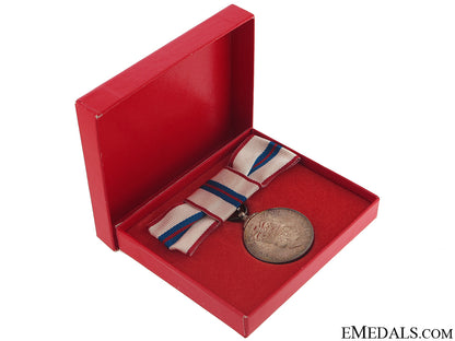queen_elizabeth_ii's_silver_jubilee_medal_with_document_46.jpg50b37d1af00b3