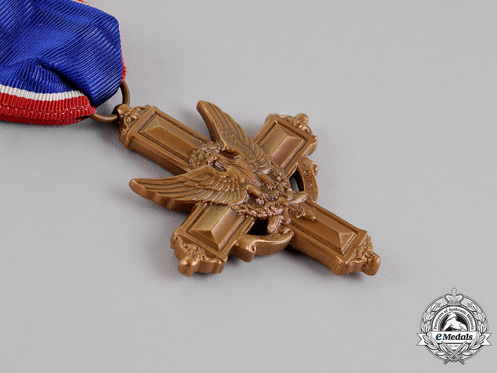 united_states._an_army_distinguished_service_cross_with_case_of_issue,_c.1950_4_6_7