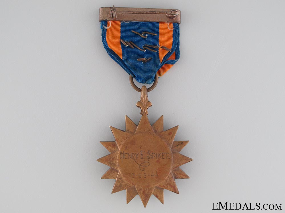 a1943_air_medal_with5_oak_leaf_clusters_to701_squadron_4.jpg531dbc4b555cf