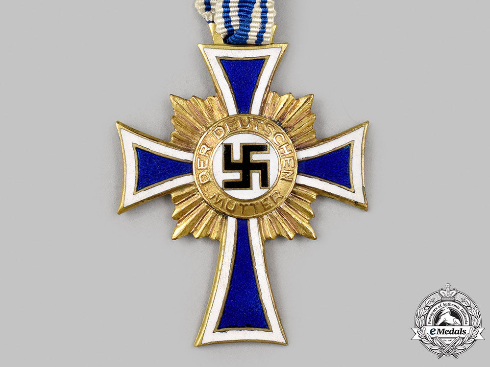 germany,_third_reich._an_honour_cross_of_the_german_mother,_gold_grade_with_case,_by_carl_poellath_50_m21_mnc2708