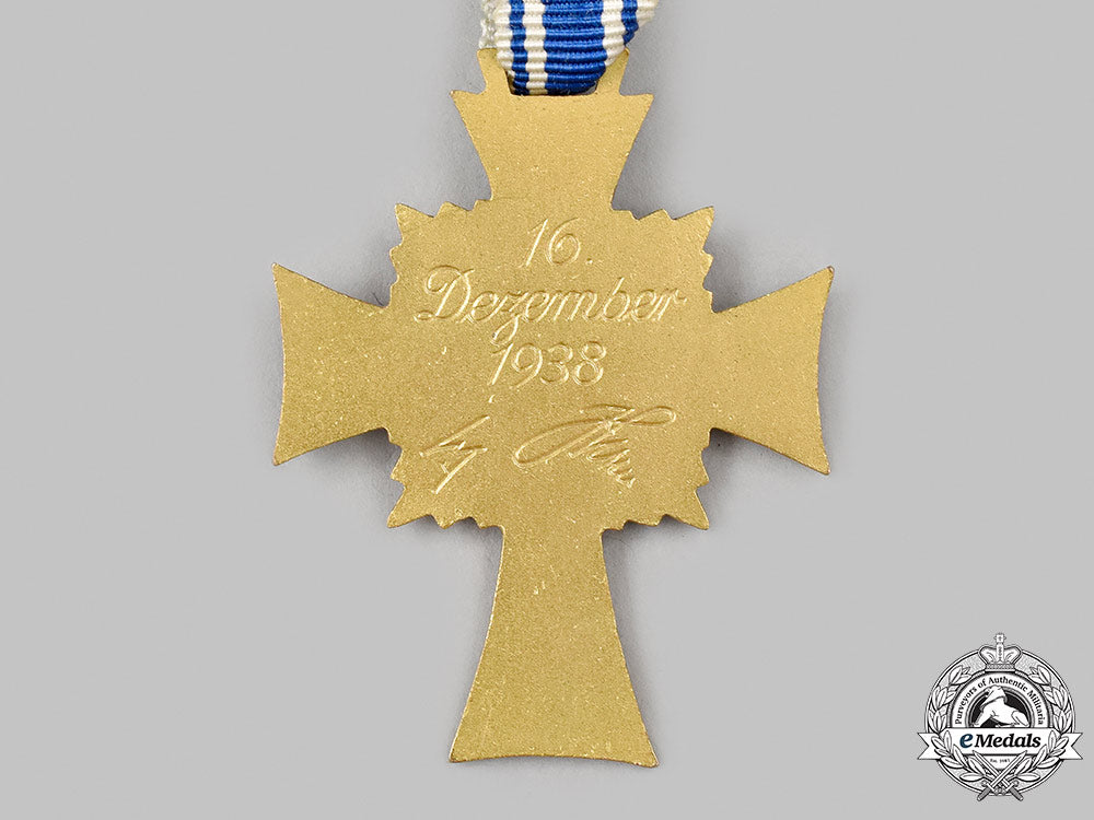 germany,_third_reich._an_honour_cross_of_the_german_mother,_gold_grade_with_case,_by_carl_poellath_51_m21_mnc2709
