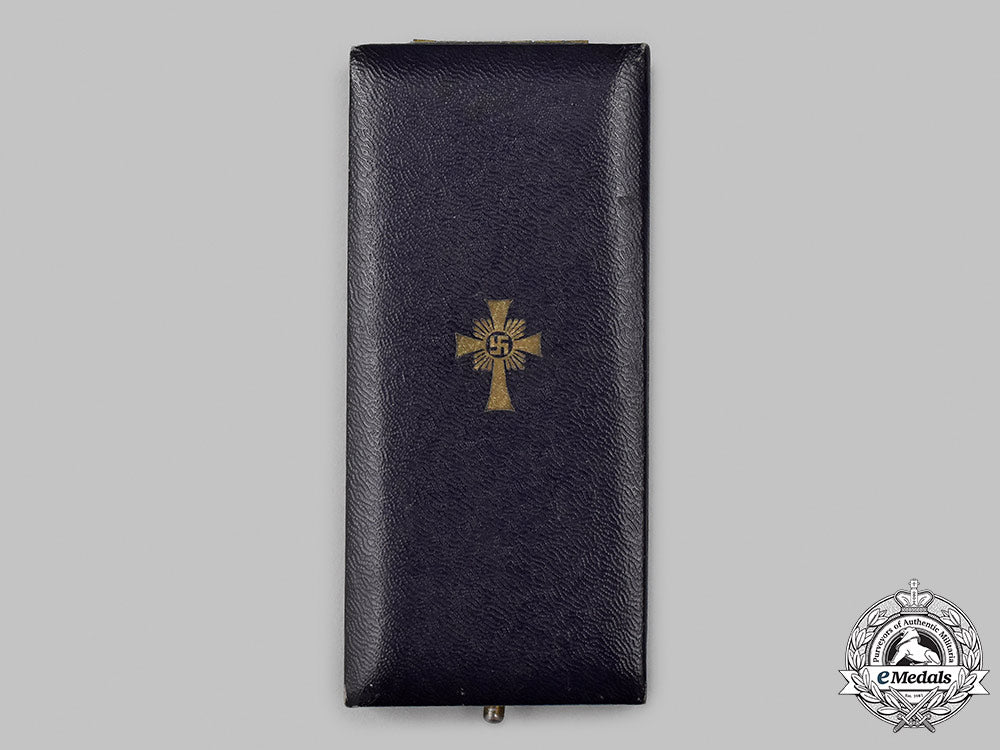 germany,_third_reich._an_honour_cross_of_the_german_mother,_gold_grade_with_case,_by_carl_poellath_52_m21_mnc2703