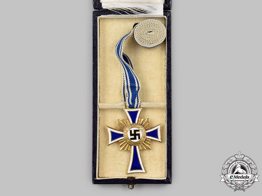 germany,_third_reich._an_honour_cross_of_the_german_mother,_gold_grade_with_case,_by_carl_poellath_53_m21_mnc2704
