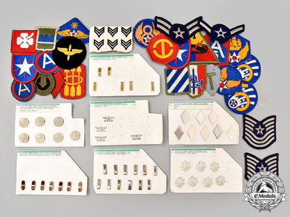 united_states._a_lot_of_eight-_three_army_and_air_force_insignia_58_m21_mnc7255_1