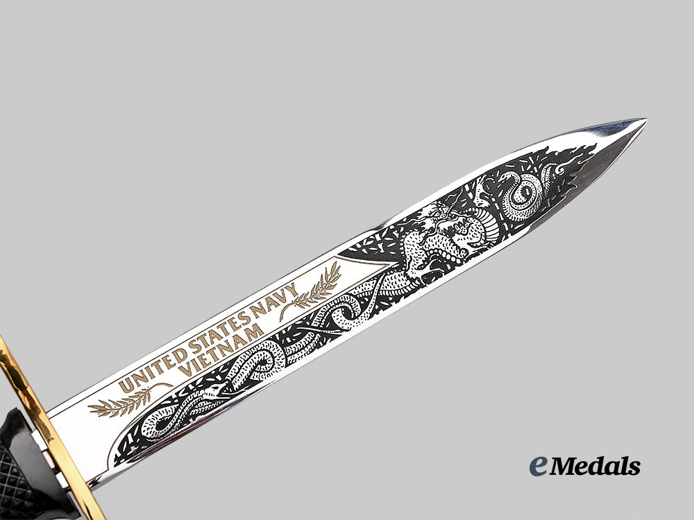 united_states._a_u._s_navy_vietnam_commemorative_bayonet_of_honour,_in_case_e_medals__w8472_10