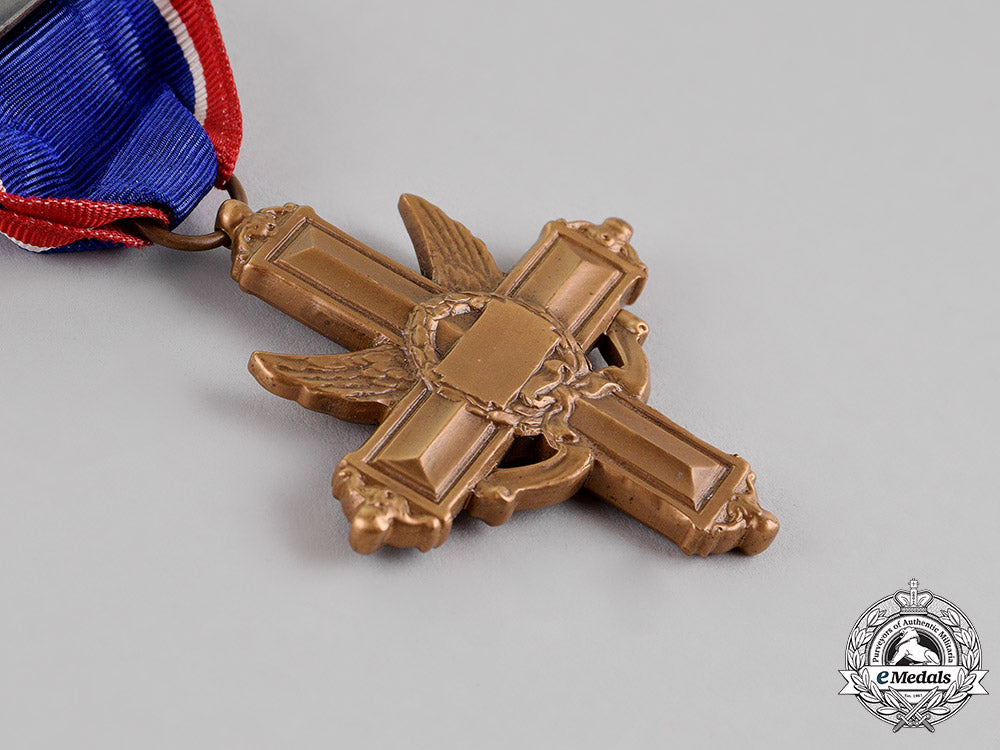 united_states._an_army_distinguished_service_cross_with_case_of_issue,_c.1950_5_4_6