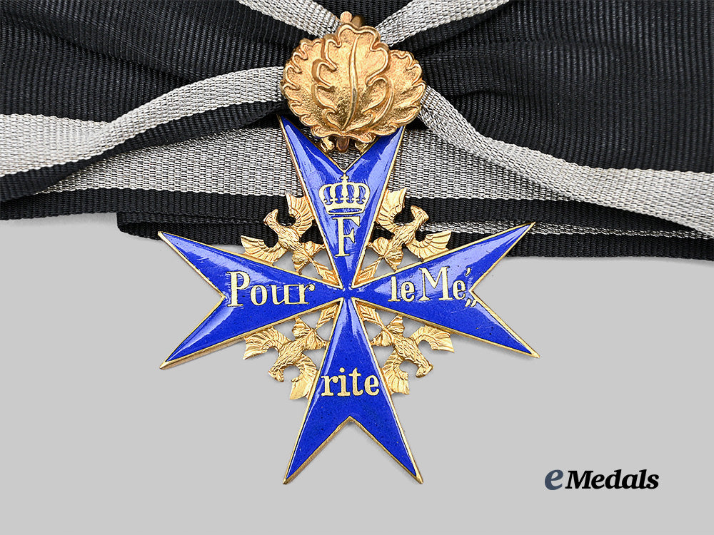 germany,_imperial._a_pour_le_mérite_with_oak_leaves,_exhibition_example_by_steinhauer&_lück,_c.1965_e_medals__g62641_3