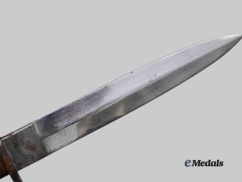 germany,_imperial._a_crank_handle_combination_bayonet_and_fighting_knife,_by_deutsche_maschinenfabrik_a_g_e_medals__g62705_8