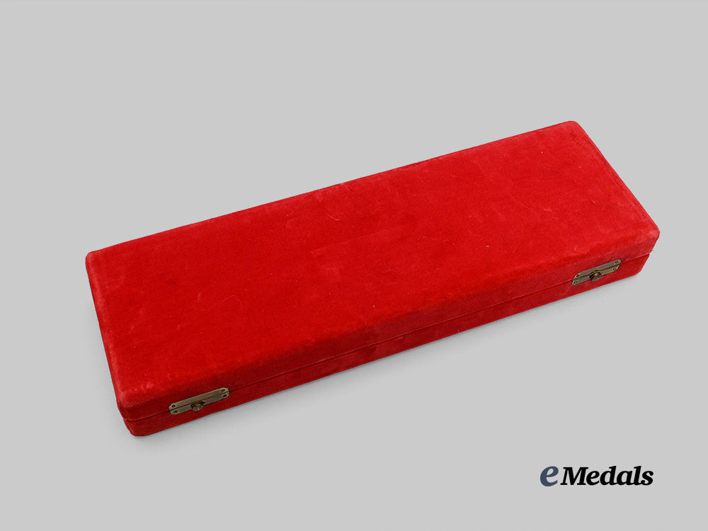 united_states._a_u._s_marines_vietnam_commemorative_bayonet_of_honour,_in_case_e_medals__w8471_2