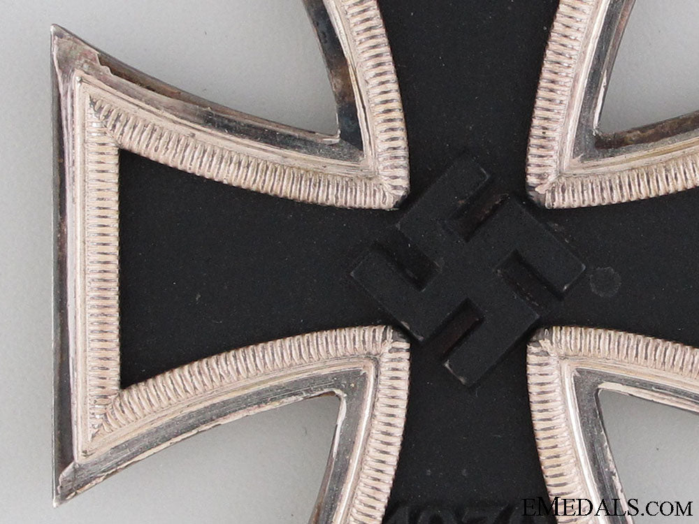 a_mint_knight's_cross_of_the_iron_cross_by_s&_l_6d.jpg52cee4f6af5bb