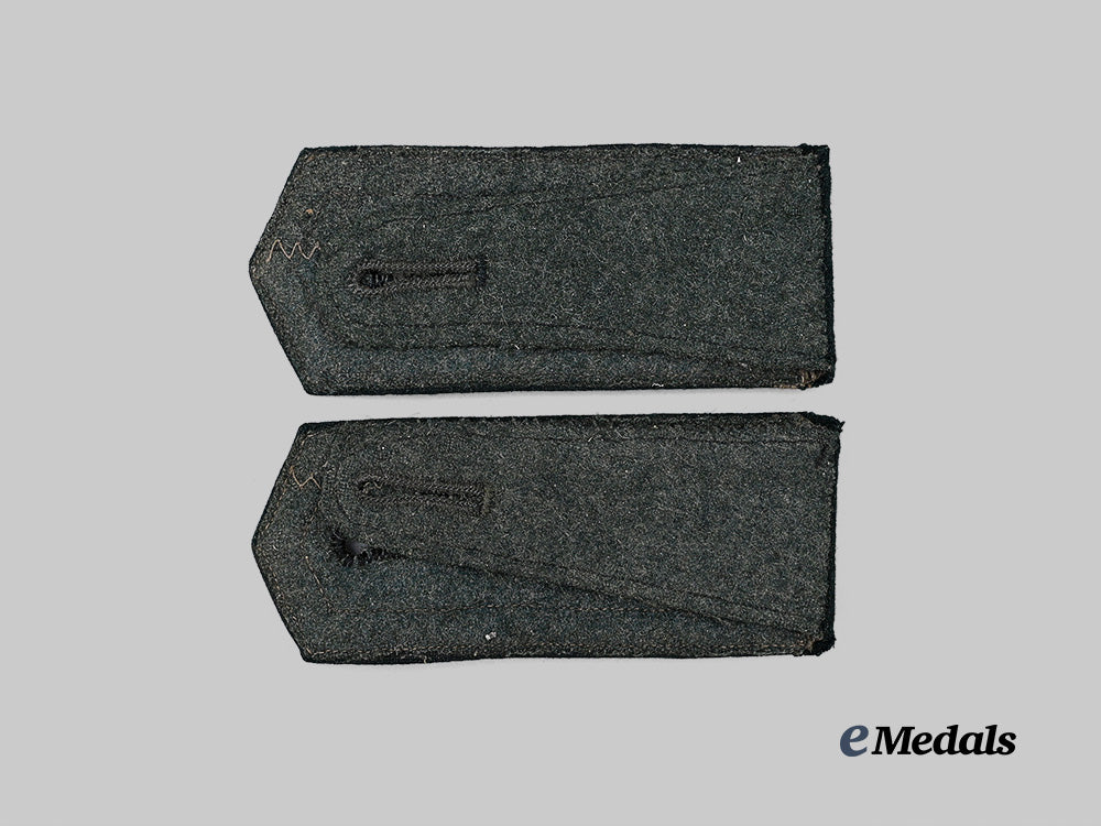 germany,_heer._a_set_of_infanterie-_regiment82_stabsfeldwebel_shoulder_straps,_first_pattern_e_medals__g62890_3
