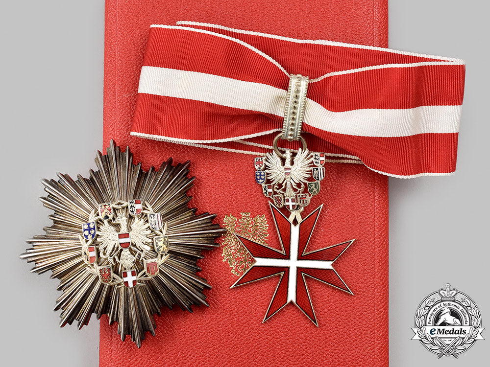 austria,_republic._an_honour_badge_for_merit_of_the_republic_of_austria,_v_class,_c.1955_74_m21_mnc3931_1