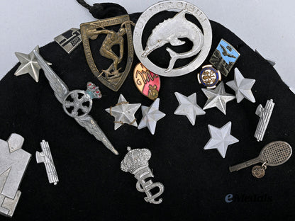 italy,_fascist_state._a_youth_g_i_l_fez_with_badges_and_pins_e_medals__e_u24899_10