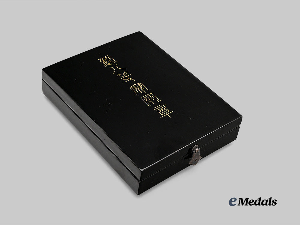 japan,_empire._an_order_of_the_sacred_crown,_v_i_i_i_class,_c.1900_e_medals__m0332-46_2