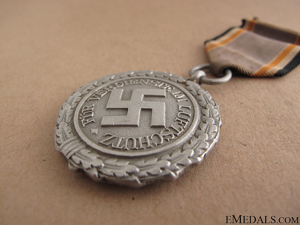 luftschutz_medal-_light_version_7.jpg516595ca1fa0a