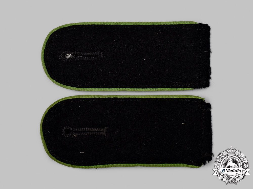 germany,_ss._a_set_of_waffen-_ss_gebirgsjäger_mann_shoulder_straps_82_m21_mnc1580