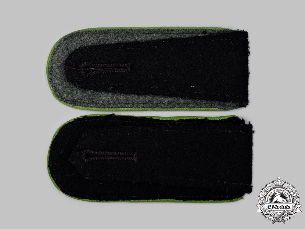 germany,_ss._a_set_of_waffen-_ss_gebirgsjäger_mann_shoulder_straps_83_m21_mnc1582