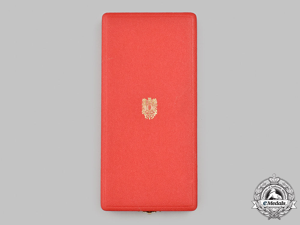 austria,_republic._an_honour_badge_for_merit_of_the_republic_of_austria,_v_class,_c.1955_83_m21_mnc3929_1