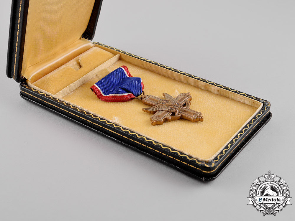 united_states._an_army_distinguished_service_cross_with_case_of_issue,_c.1950_8_2_2
