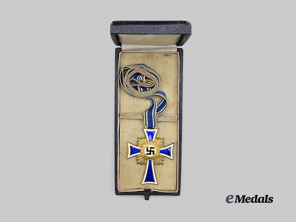 germany,_third_reich._an_honour_cross_of_the_german_mother,_gold_grade_with_case,_by_wilhelm_deumer_e_medals__g62660_3