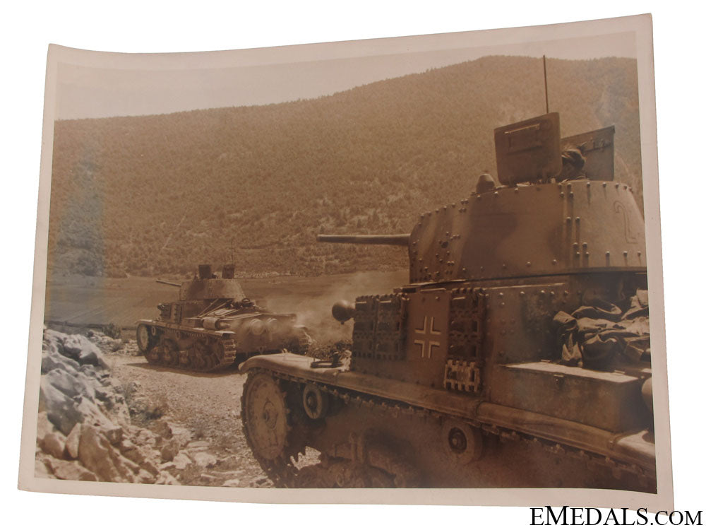 2_photos-_german_panzers_in_support_of_fallschirmjäger_assault_on_drvar_92.jpg508eb9bd3a921