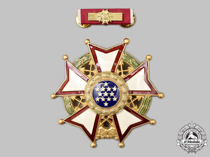 united_states._a_legion_of_merit,_chief_commander_with_case_95_m21_mnc5501_1