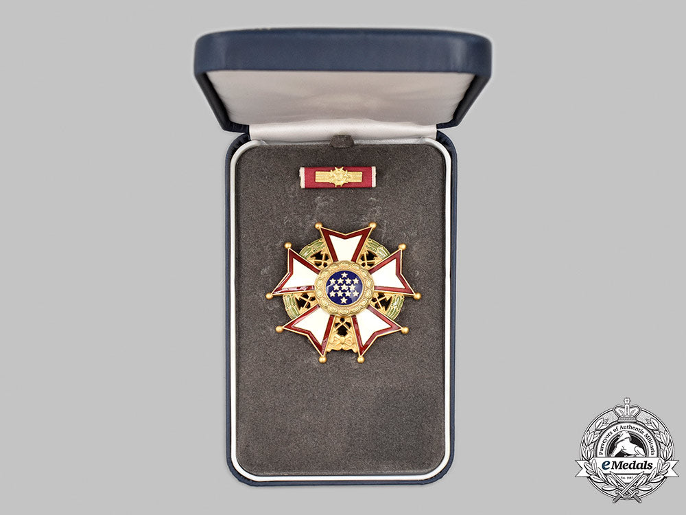 united_states._a_legion_of_merit,_chief_commander_with_case_98_m21_mnc5499_1