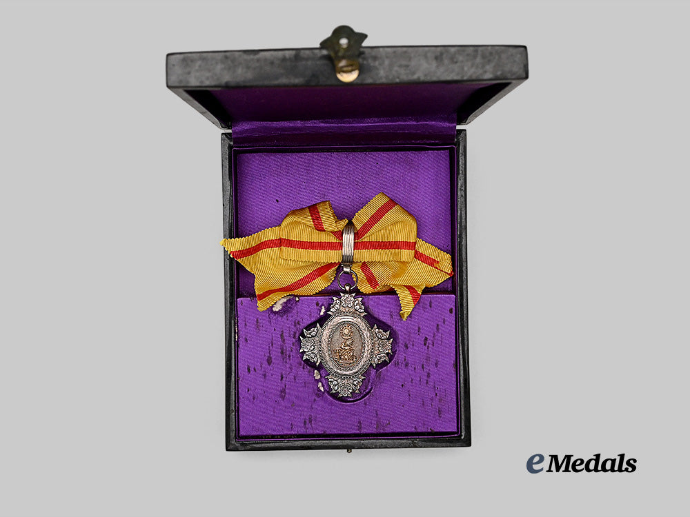 japan,_empire._an_order_of_the_sacred_crown,_v_i_i_i_class_in_case_e_medals__w8475_3