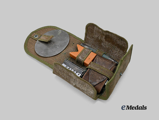 canada,_c_e_f._a_military_issue_autostrop_shaving_kit,_c.1916_e_medals__c7629_6