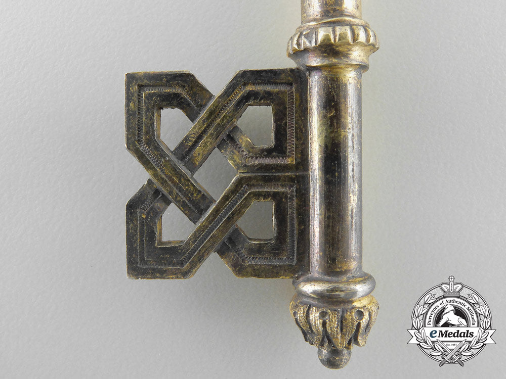 a_king_alfonso_xiii_court/_privy_chamber_key,_cased_9_1