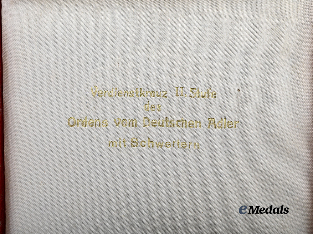 germany,_third_reich._a_case_for_an_order_of_the_german_eagle,_merit_cross_i_i_grade,_pre-1943_version_e_medals__g61460_4