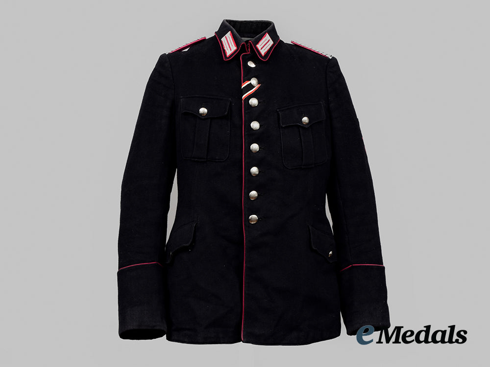 germany,_fire_protection_police._a_feuerschutzpolizei_feuerwehrmann_of_ober-_wöllstadt_service_tunic__a_i1_0108