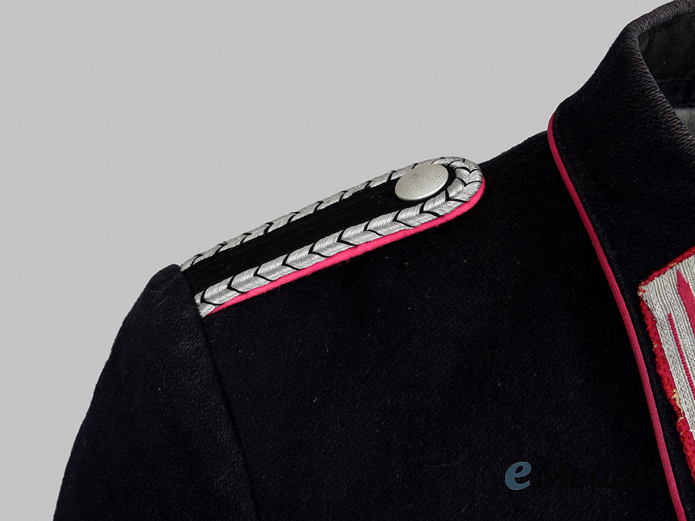 germany,_fire_protection_police._a_feuerschutzpolizei_feuerwehrmann_of_ober-_wöllstadt_service_tunic__a_i1_0117